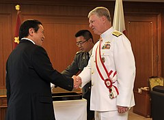米国のゲイリー・ラフヘッド海軍作戦部長と（2009年7月3日）