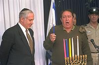 אריה בראון מדליק נרות חנוכה עם ראש ממשלת ישראל בנימין נתניהו, 1996