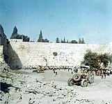 כלי צמ"ה ישראלים בעת פינוי הריסות שכונת המוגרבים אשר הייתה במקום בו נבנתה לאחר מכן רחבת הכותל המערבי, יולי 1967
