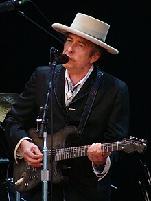 Bob Dylan að spila á rafmagnsgítar.