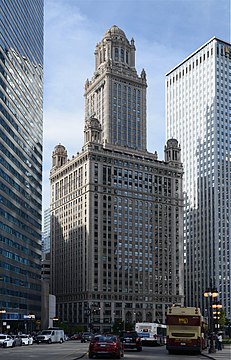 珠寶商大廈（35 East Wacker）建於1925年至1927年，在當時曾被認為是紐約市以外世界上最高的建築。