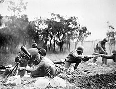 Soldats de la division tirant au mortier à Massa en Italie, novembre 1944.
