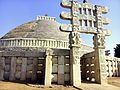 サーンチーの塔　紀元前２世紀から１世紀ごろ　建造から数世紀かけ段階的に増築が繰り返された。釈迦の遺骨（仏舎利）を安置するストゥーパの周囲四辺には塔門（トーラナ）が配されている。インドにおけるこれらトーラナには、仏生図や本生図などが描かれた。