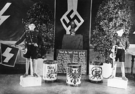 Почётный караул из членов Гитлерюгенда у мемориала погибших солдат