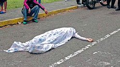 Un cuerpo sin vida en la calle, Paola Ramírez, cubierto con una sábana