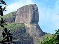 หน้าคนบนภูเขา Pedra da Gavea ที่เมืองรีโอเดจาเนโร ประเทศบราซิลที่รู้จักกันว่า "พระเศียรจักรพรรดิ"