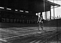 Championnats du monde de cyclisme sur piste 1930 : stade du Heysel : Lucien Michard fait un tour de piste