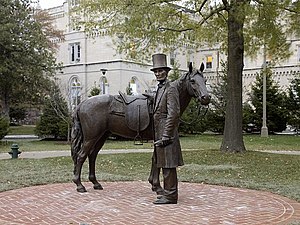 Una estàtua d'Abraham Lincoln amb un cavall que representa a Old Bob al President Lincoln's Cottage at the Soldiers' Home.