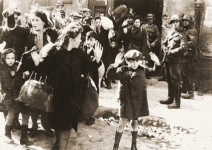 Jueus arrestats al gueto de Varsòvia, 1943. Possiblement el nen sigui Tsvi Chaim Nussbaum (1935-2012), supervivent de l'Holocaust