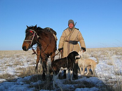 Păstor kazah cu câinele și calul său