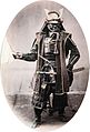 当世具足を身に着けた侍風の男の手彩色写真。フェリーチェ・ベアト撮影（1860年代）