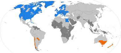 世界地图。欧洲、大部分北美洲、部分南美洲、澳大利亚东南部与少数其他地区实施夏令时间。大部分赤道非洲与其他少数邻近赤道地区从不实施夏令时间。其馀地区则曾经实施夏令时间。