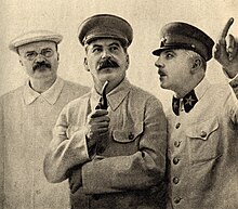 スターリン（中央）、クリメント・ヴォロシーロフ（右）とともに（1937年）