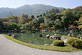 Vrt Tenrjū-dži v Kjotu. Ribnik Sogen, ki ga je ustvaril Musō Soseki, je eden redkih ohranjenih elementov prvotnega vrta.