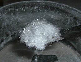 Cristalli di acido benzoico