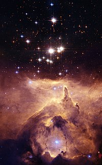 صُورة لِلنجم پيسميس 24-1 أكثر النُجُوم سُطوعًا في العُنقُود المفتوح الموجود بداخل السديم NGC 6357 الذي يبعد عن الأرض نحو 6,500 سنة ضوئية. التقط الصورة تلسكوپ هابل الفضائي