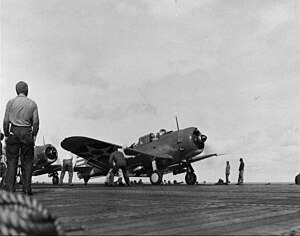 En bombelastet SBD-2 Dauntless styrtbombefly forbereder sig til at lette fra det amerikanske hangarskib Enterprise under angrebene den 1. februar.