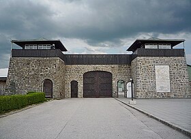 Porte d'entrée (vue de l'extérieur) du camp de concentration de Mauthausen.jpg