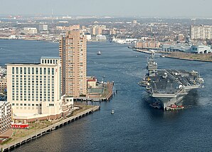 De USS George Washington (CVN-73) aufm Elizabeth River, der duach Norfolk in den Atlantik fliaßt
