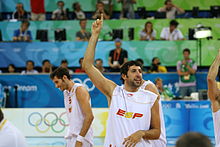 Álex Mumbrú, levant la main au premier plan, et Rudy Fernández, au second plan, lors des jeux de Pékin