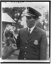 L'oficial Snodgrass de la policia de la Casa Blanca amb Billy Possum, l'opòssum que van adoptar els Hoover.