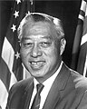 Hiram Fong, premier sénateur asio-américain et premier Sino-Américain élu au Congrès (sénateur pour Hawaï de 1959 à 1977)[27].