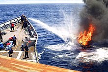 La USS Rentz (FFG-46) tenta di spegnere un incendio appiccato dai trafficanti di droga che cercavano di scappare e di distruggere le prove.