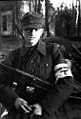 2. Un adolescent de 16 ans du Volkssturm de Prusse-Orientale. Plus tôt dans le conflit, son arme automatique à courte portée était généralement attribuée à un soldat aguerri, voire aux cadres.