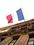 Le drapeau français sur la façade d'un bâtiment public.