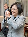 Si Tsai Ing-wen, pangulo ng Taiwanese, na nagbibigay ng tradisyonal na Tsinong greeting sa halip ng pakikipagkamay