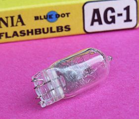 The AG-1 flashbulb, introduced in 1958, used wires protruding from its base as electrical contacts; this eliminated the need for a separate metal base.