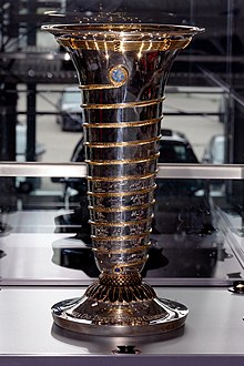 Piala Formula Satu yang diberikan kepada sang pemenang di akhir musim