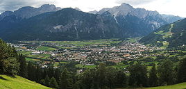 Lienz set fra nord med Dolomitterne i baggrunden