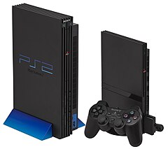 Vänster: PlayStation 2, med vertikalt stativ Höger: Slimline PlayStation 2, med vertikalt stativ och DualShock 2 kontroller