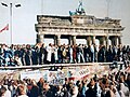 Alemães em pé em cima do muro, em 1989, que seria destruído no dia seguinte.