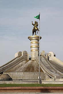 Promontoire surmonté d'une statue avec un drapeau vert.