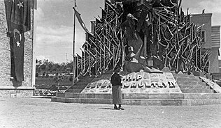 4. Büyük Kurultay için Türkiye Büyük Millet Meclisi bahçesinde oluşturulan Altı Ok heykeli, 1935