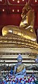 Le plus grand Bouddha de bronze de Thaïlande de profil.