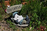 Traditional grey gnome (En grève means "On strike")
