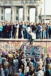 A queda muro de Berlim em 9 de novembro de 1989, a vitória capitalista na Guerra Fria.