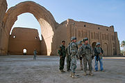 2009: Iraški uradniki in ameriški vojaški častniki razpravljajo o načrtih za prenovo obstoječih struktur..