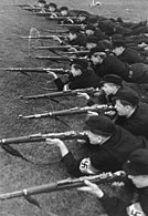 Члены Гитлерюгенда принимают активное участие в учениях в одном из лагерей безопасности, 1943