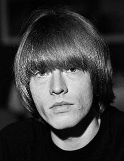 Брайан Джонс во время прибытия The Rolling Stones в Финляндию в 1965 году