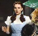 Judy Garland (1922-1969), no filme The Wizard of Oz de 1939, um sucesso de bilheteria e um dos primeiros filmes a cores.