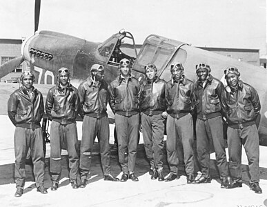Pilotos de Tuskegee frente a un Curtiss P-40.
