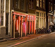 الغرف مضاءة بالأضواء الحمراء في شارع دي فالين في أمستردام في هولندا
