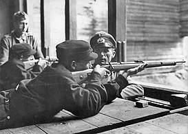 Учебная стрельба для членов Гитлерюгенда в военно-учебном лагере