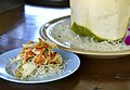 Tam maphrao on sen mi krop: một biến thể với cơm dừa loại mềm và miến chiên giòn