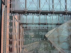 USHMM 中的橋樑。藍色玻璃上刻有在大屠殺期間丟失的名字和地點。