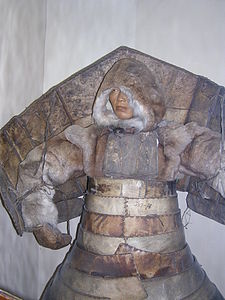 Шкіряний обладунок, підкріплений деревом та кістками, який носили алутіік